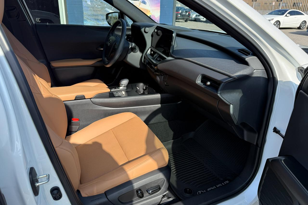 Lexus UX 300h F SPORT Design 2025