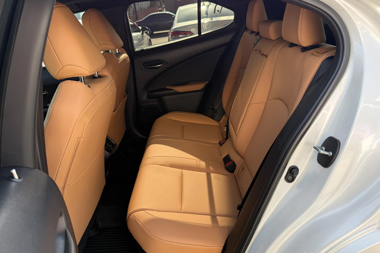 Lexus UX 300h F SPORT Design 2025