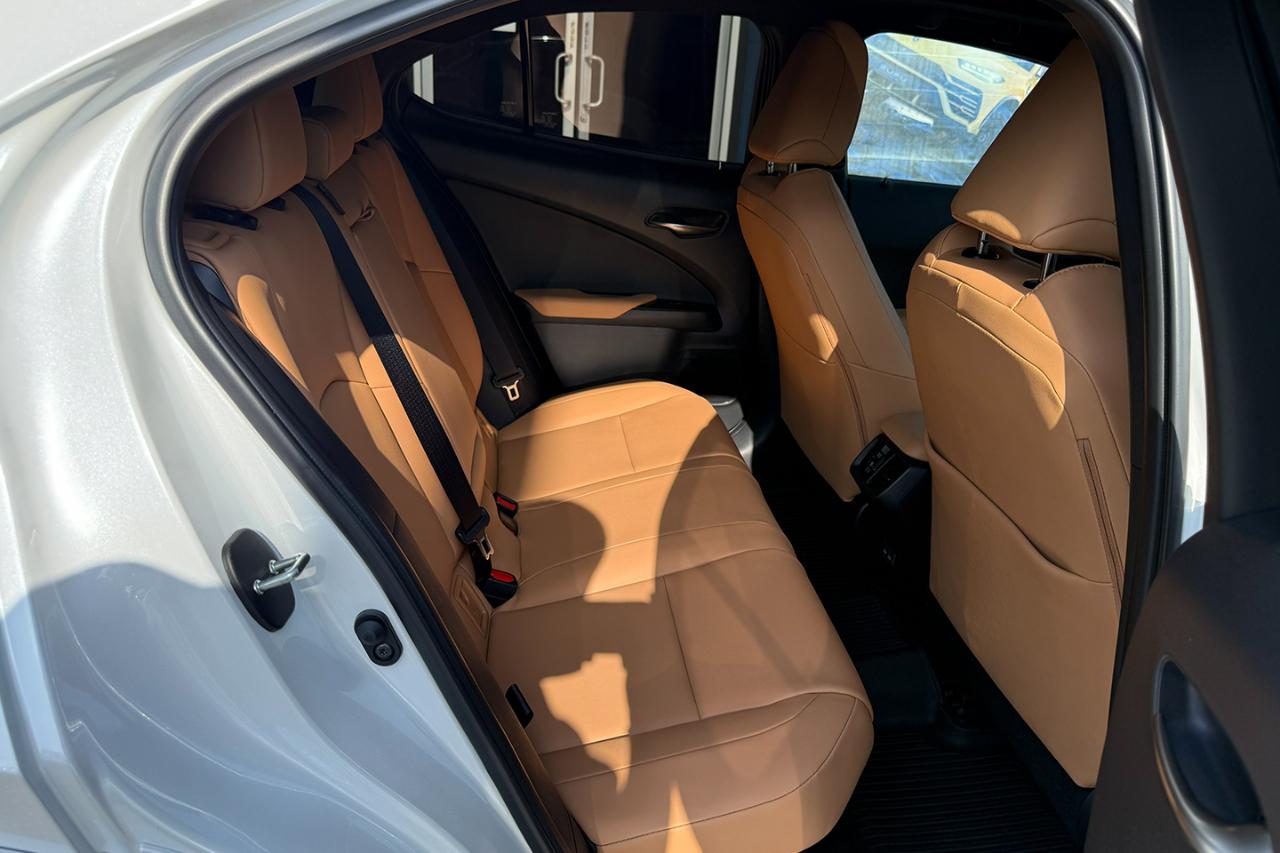 Lexus UX 300h F SPORT Design 2025