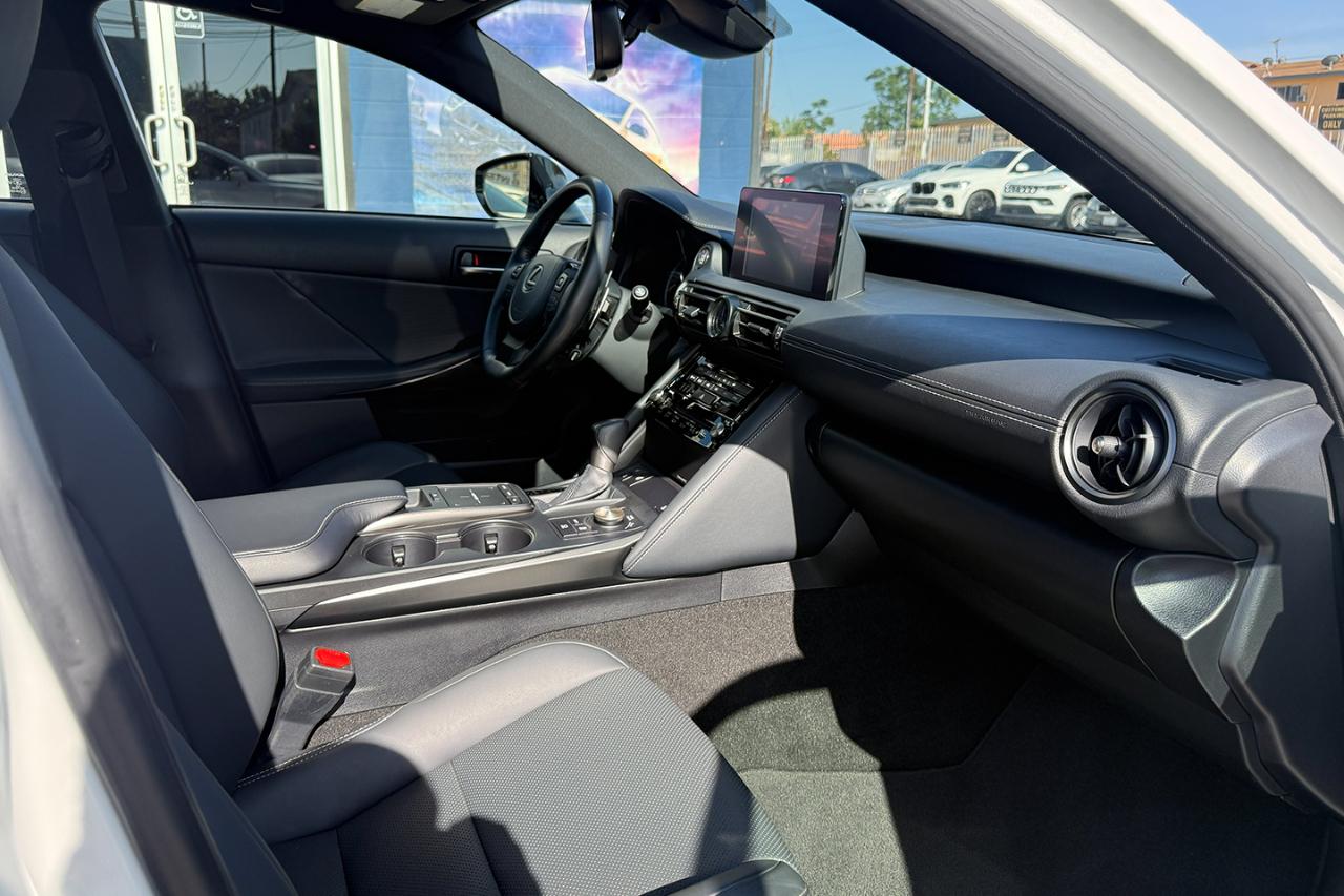 Lexus IS 300 RWD 2023