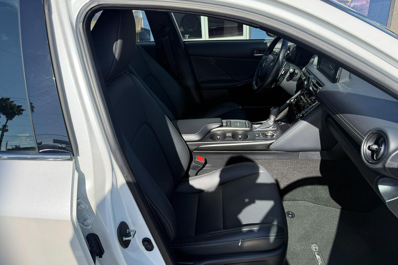Lexus IS 300 RWD 2023