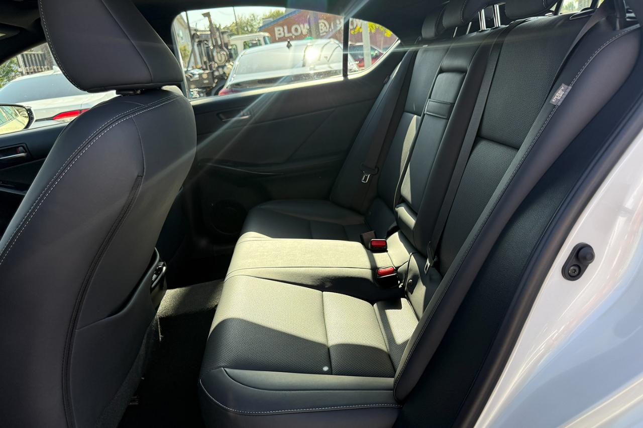 Lexus IS 300 RWD 2023