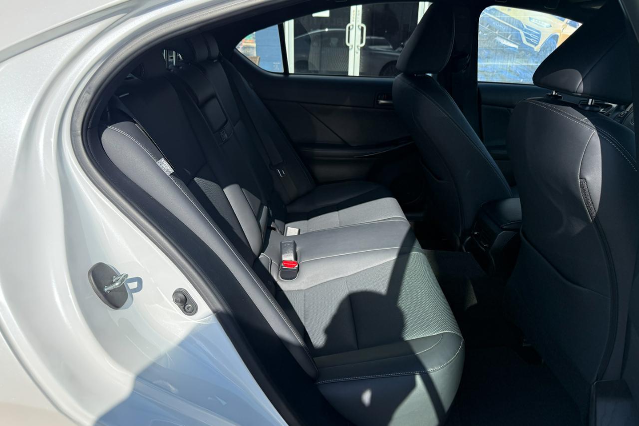 Lexus IS 300 RWD 2023