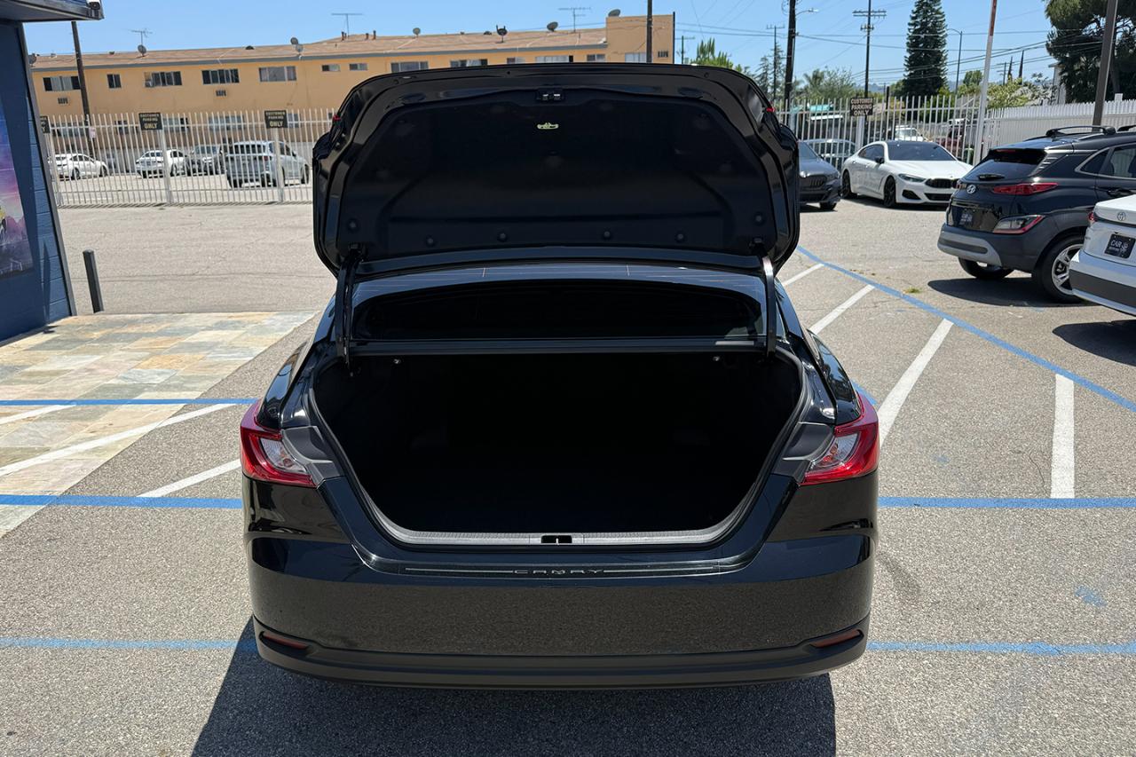 Toyota Camry Hybrid XLE 2025