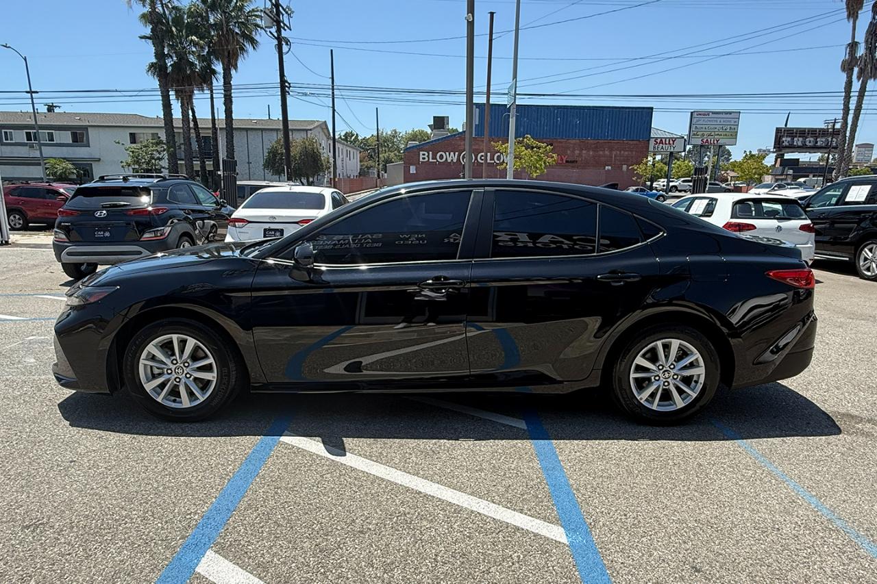 Toyota Camry Hybrid XLE 2025