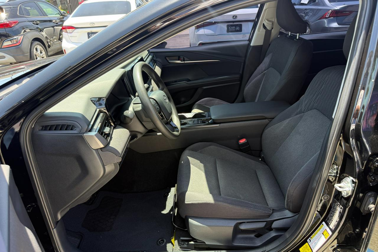 Toyota Camry Hybrid XLE 2025