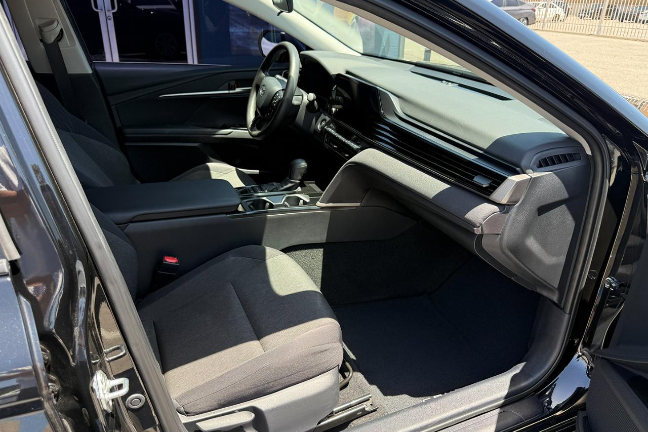 Toyota Camry Hybrid XLE 2025