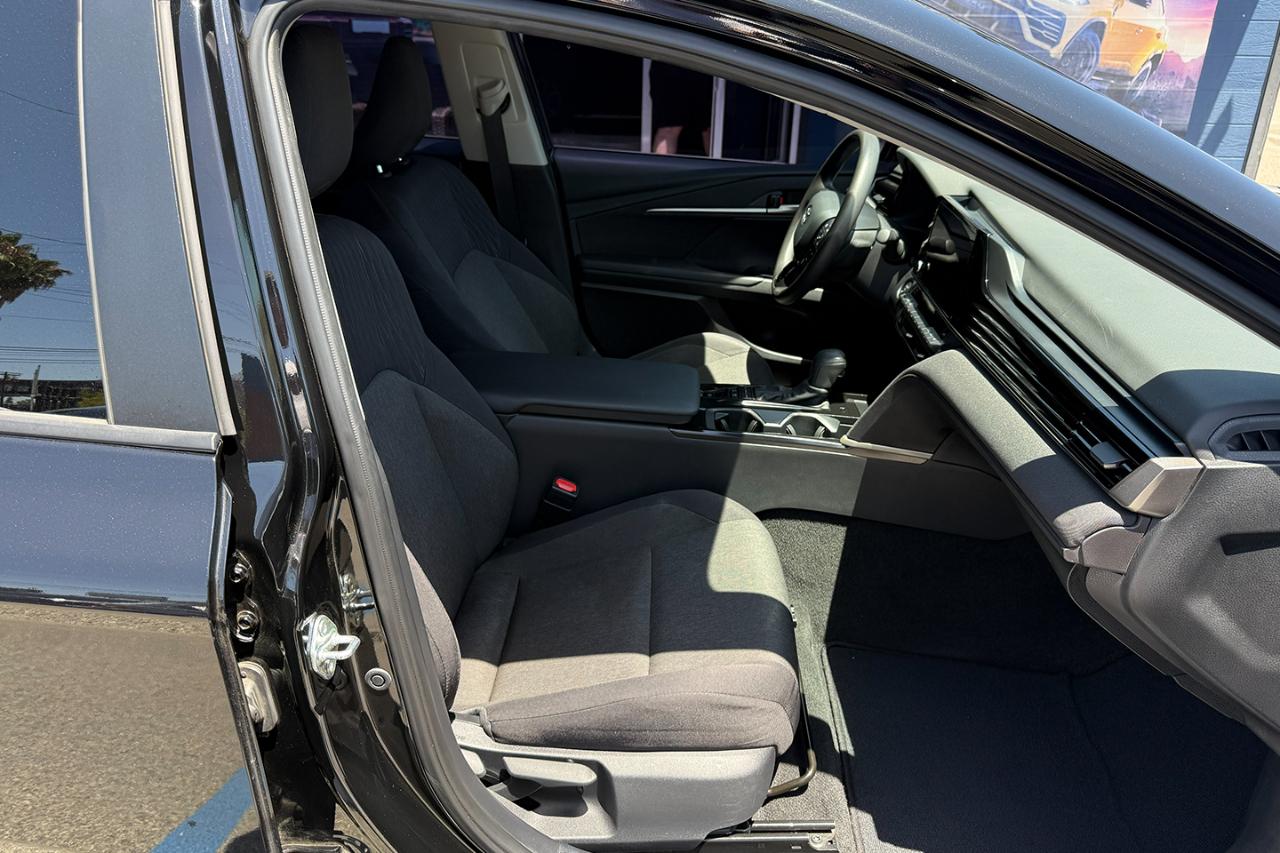 Toyota Camry Hybrid XLE 2025