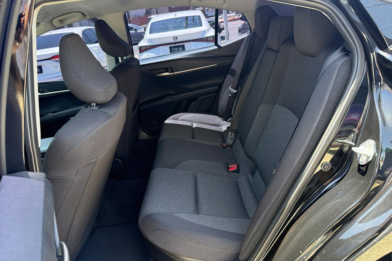 Toyota Camry Hybrid XLE 2025