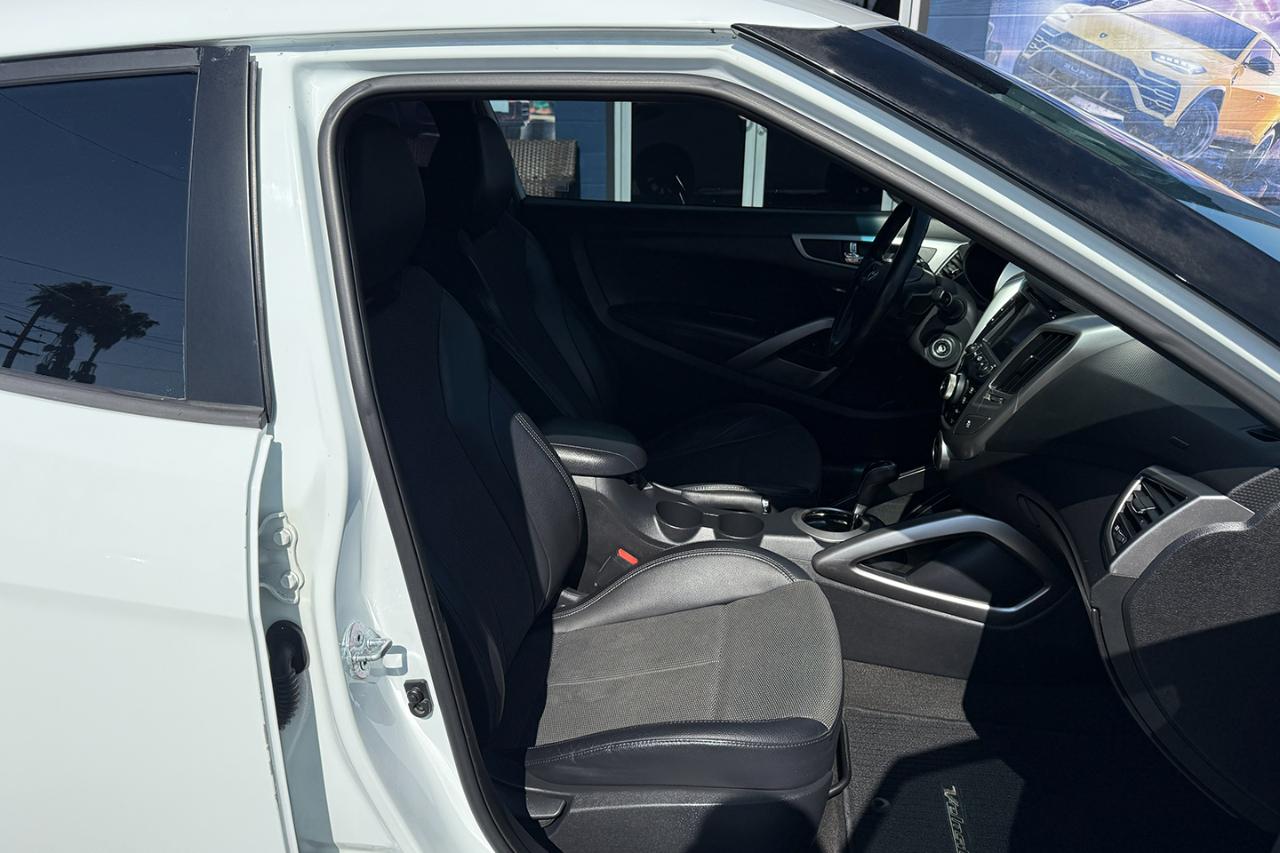Hyundai Veloster Base 6AT 2015