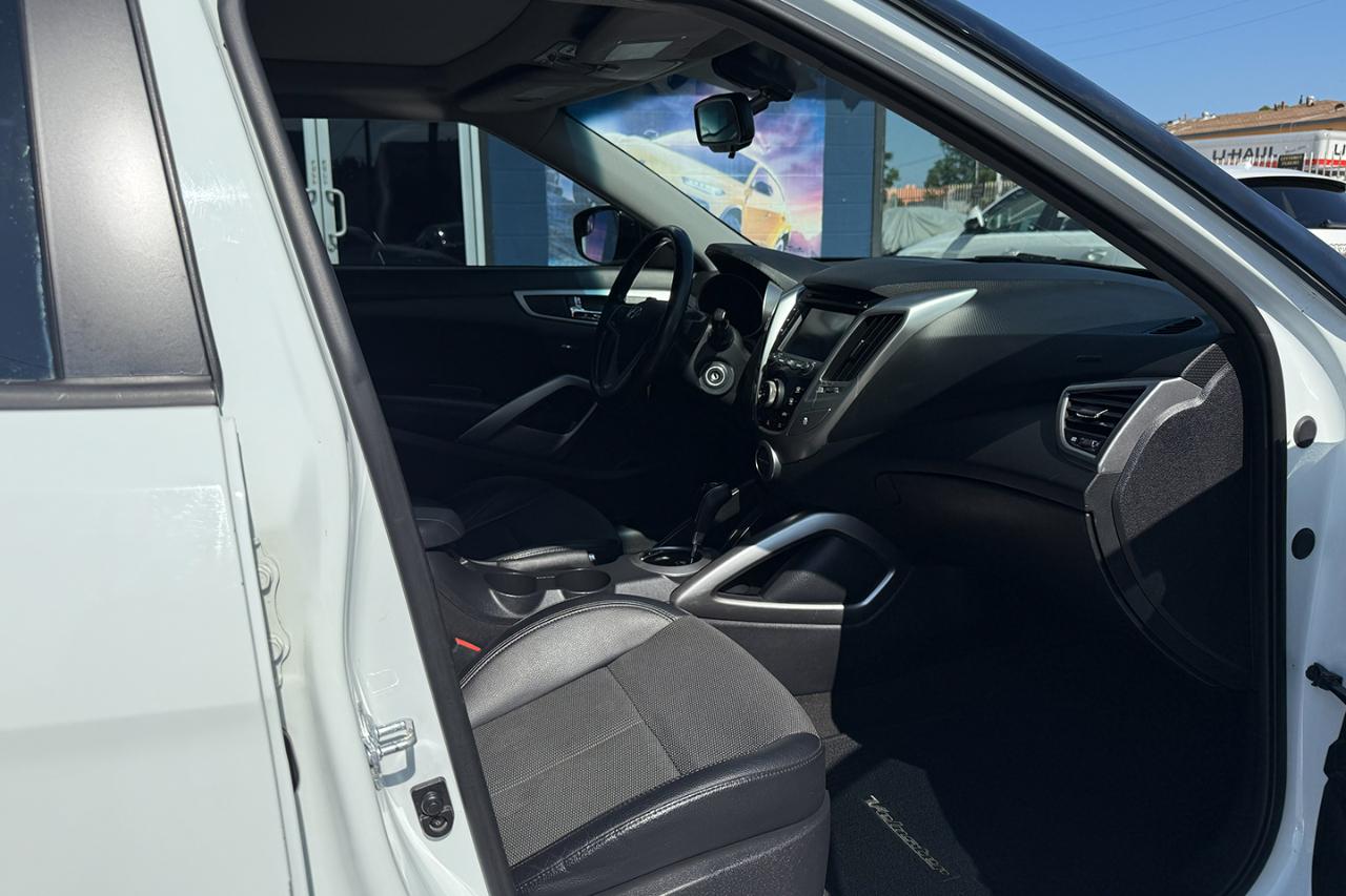 Hyundai Veloster Base 6AT 2015