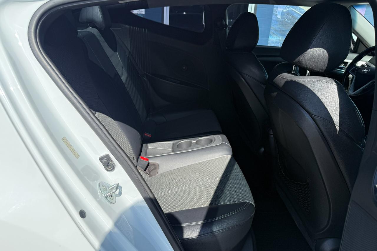 Hyundai Veloster Base 6AT 2015