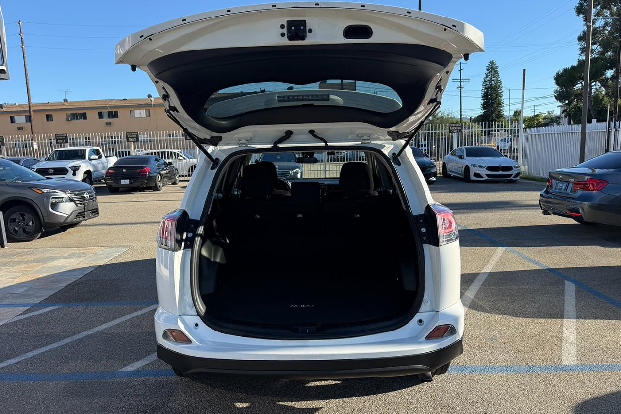 Toyota RAV4 LE FWD 2018