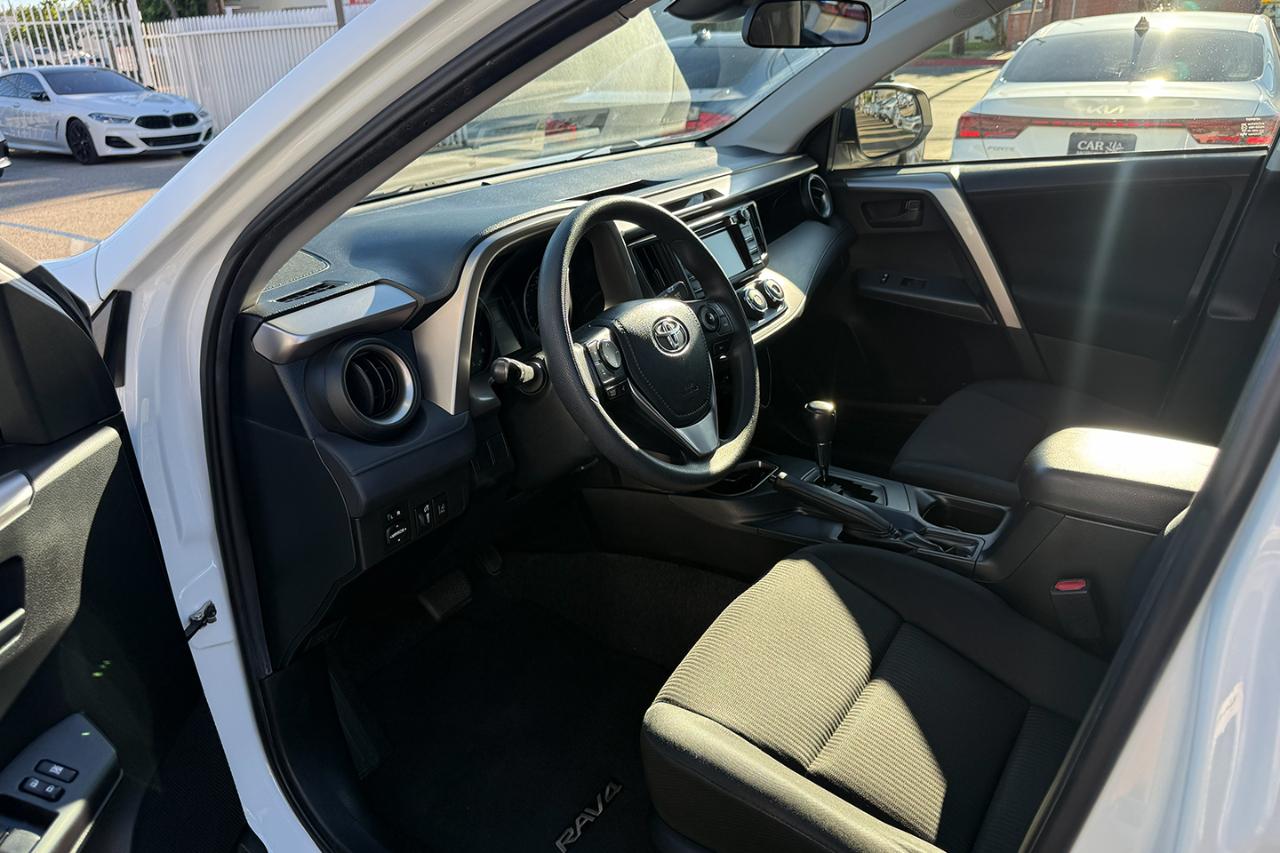 Toyota RAV4 LE FWD 2018