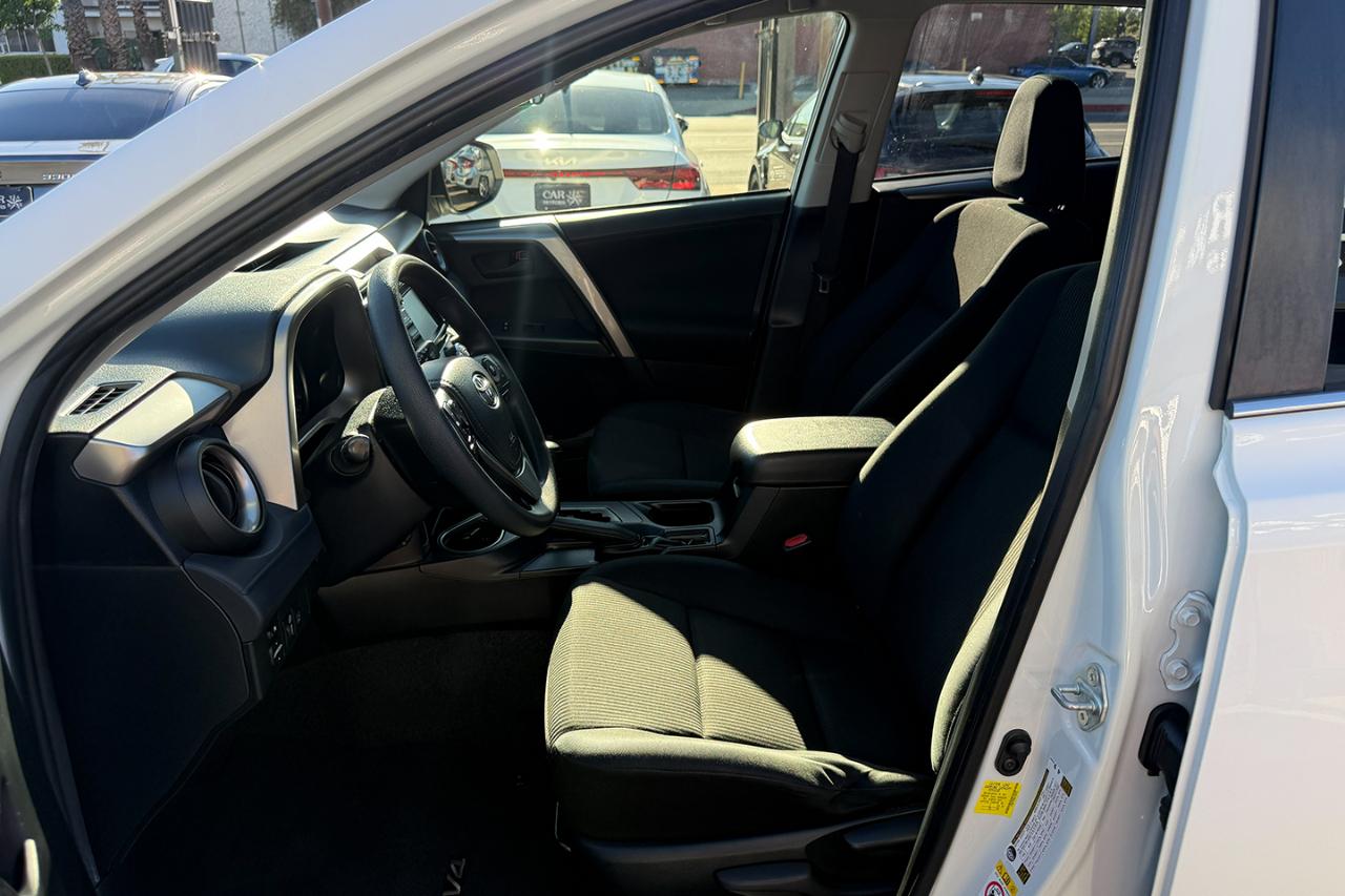 Toyota RAV4 LE FWD 2018