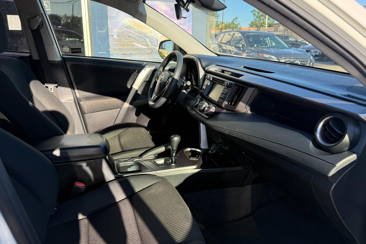 Toyota RAV4 LE FWD 2018