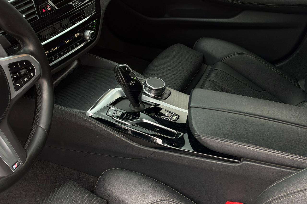 BMW 5-Series  2023