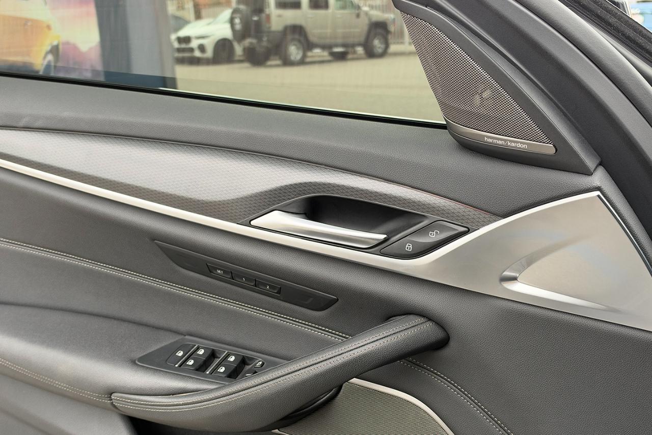 BMW 5-Series  2023