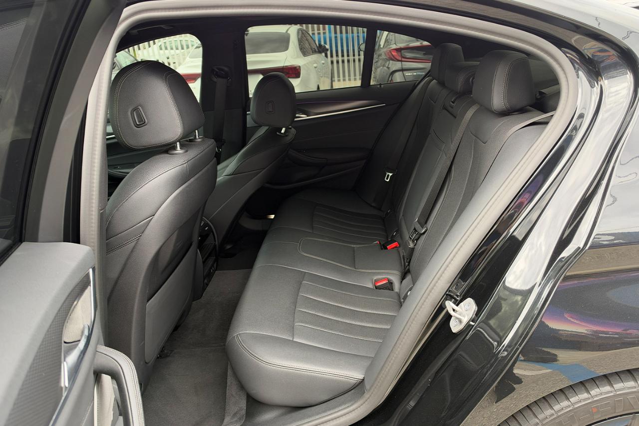 BMW 5-Series  2023