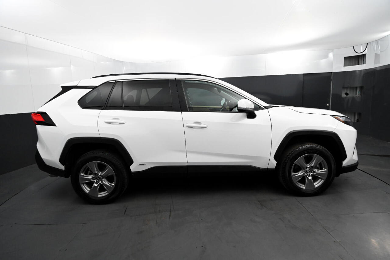 2023 Toyota RAV4 Hybrid XLE photo 6