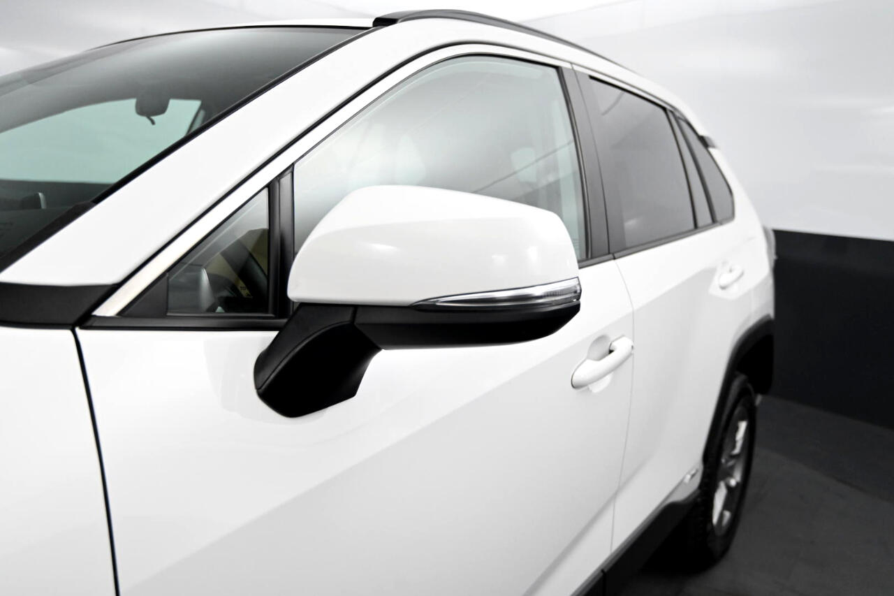 2023 Toyota RAV4 Hybrid XLE photo 11