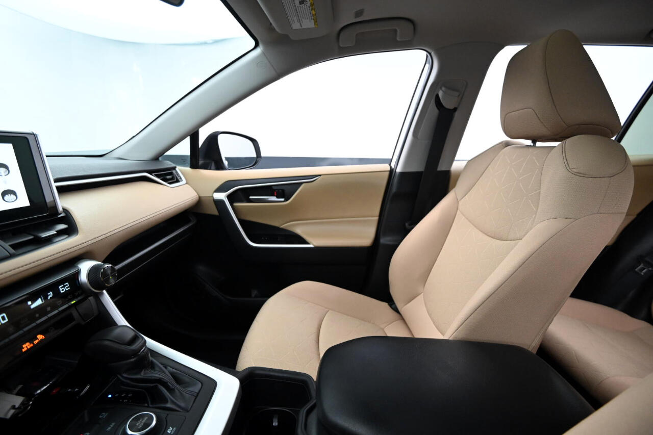 2023 Toyota RAV4 Hybrid XLE photo 29