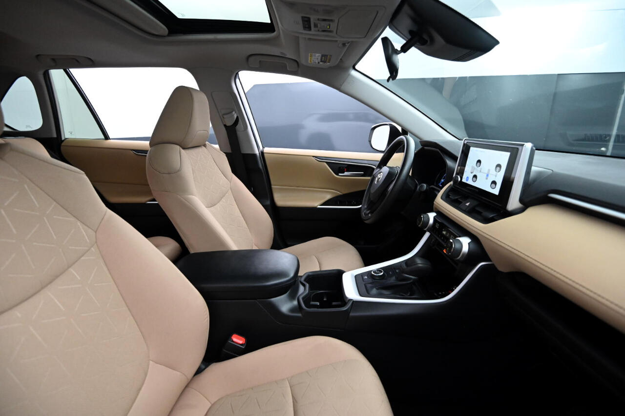 2023 Toyota RAV4 Hybrid XLE photo 40