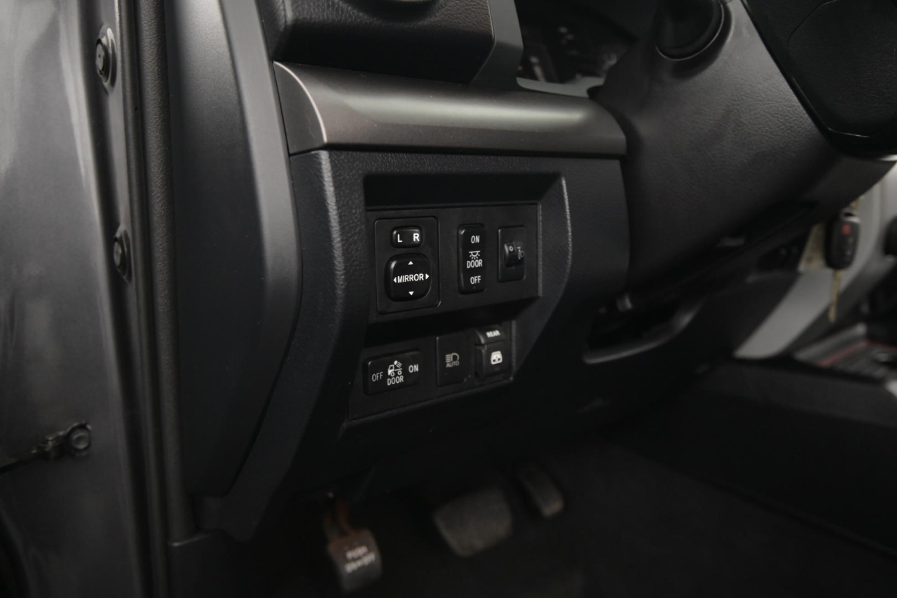 Toyota Tundra SR5 5.7L V8 CrewMax 4WD 2018 Toyota Tundra SR5 5.7L V8 CrewMax 4WD 2018