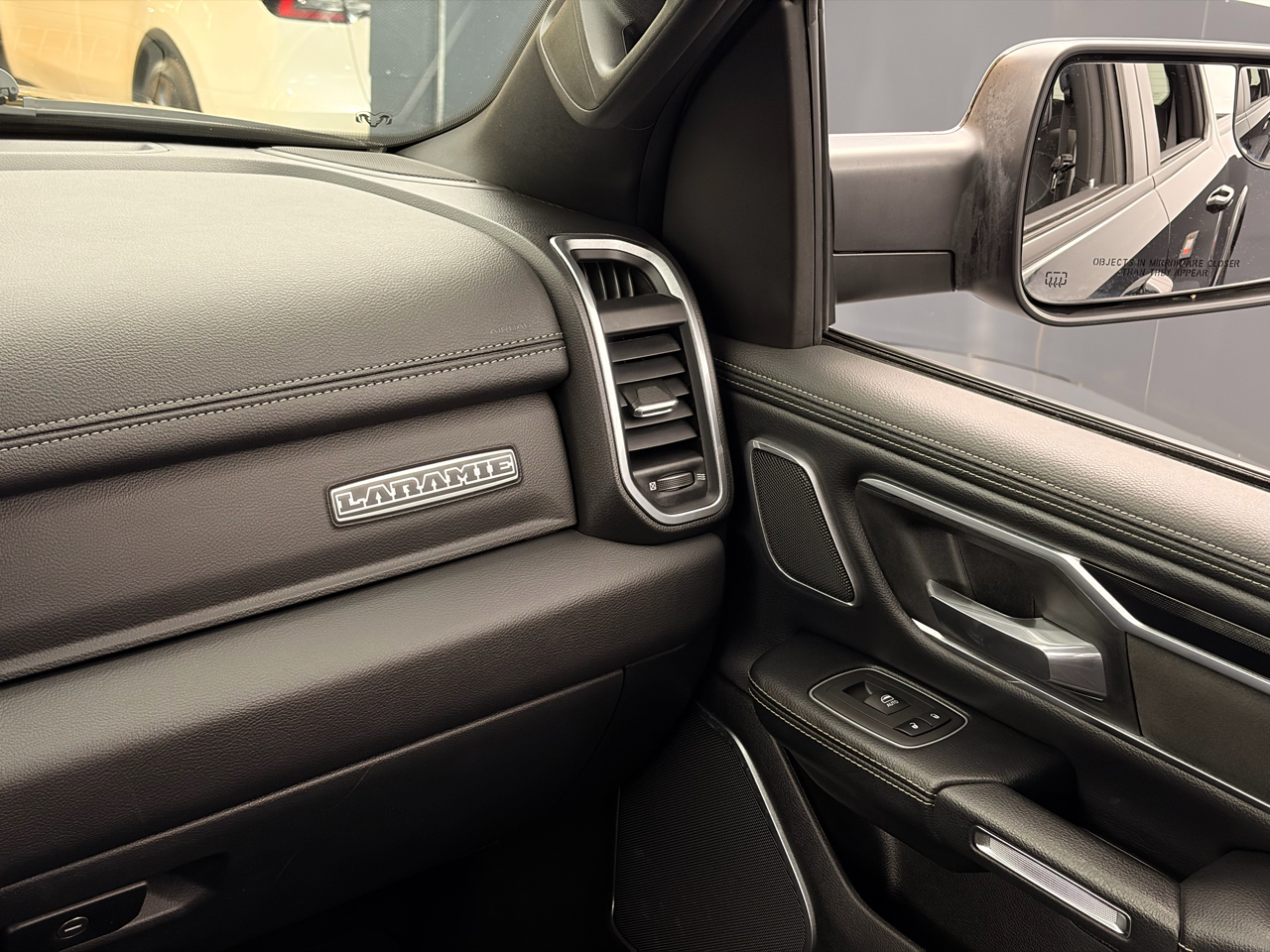 RAM 1500 Laramie 4x4 Crew Cab 5'7" Box 2022