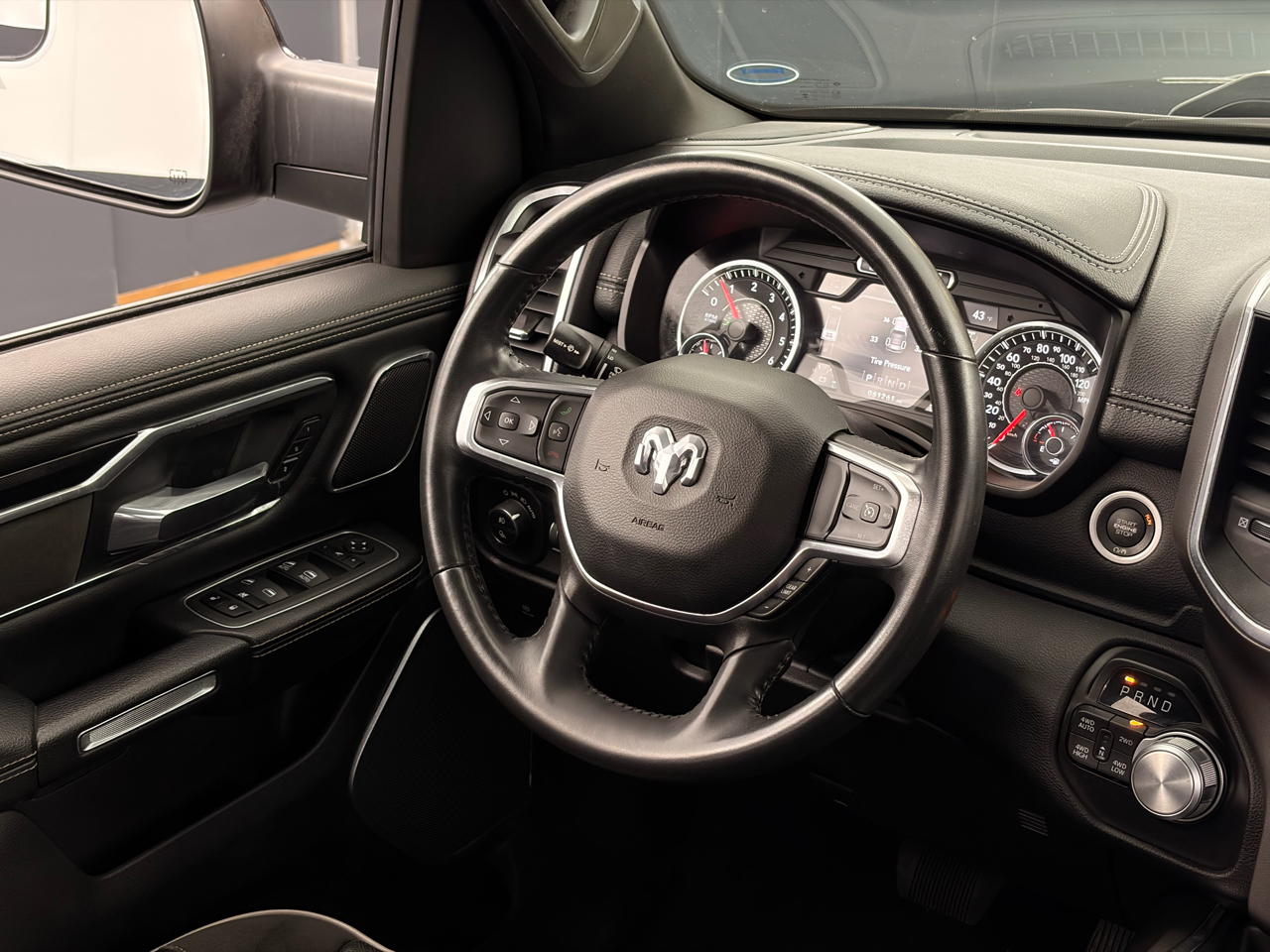 RAM 1500 Laramie 4x4 Crew Cab 5'7" Box 2022