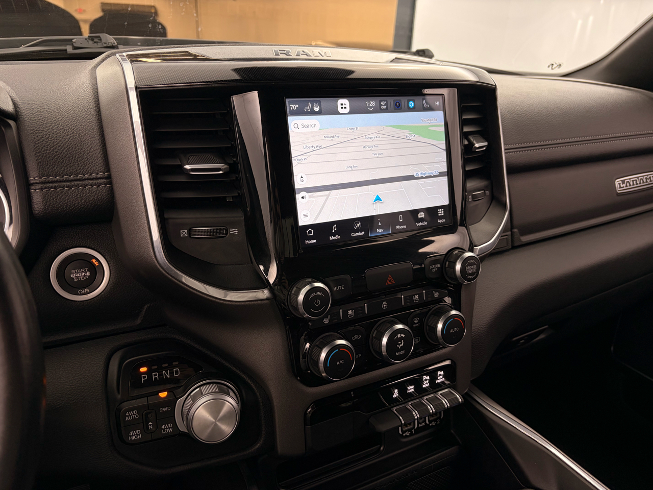 RAM 1500 Laramie 4x4 Crew Cab 5'7" Box 2022