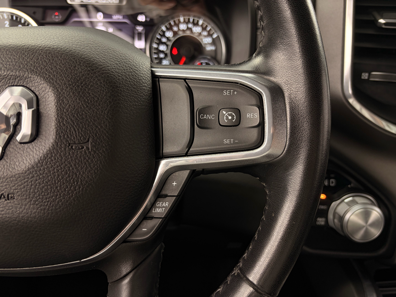 RAM 1500 Laramie 4x4 Crew Cab 5'7" Box 2022