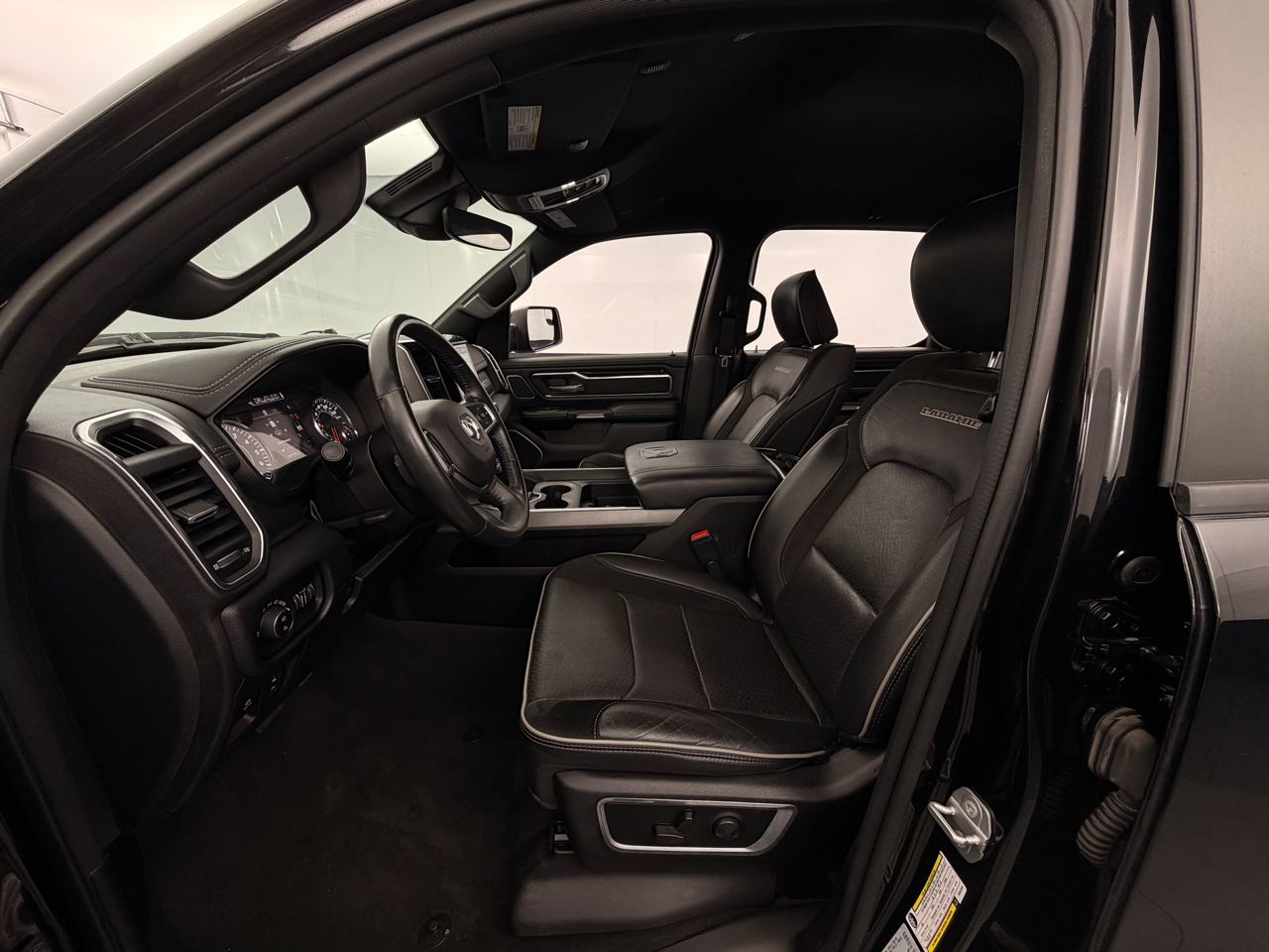 RAM 1500 Laramie 4x4 Crew Cab 5'7" Box 2022