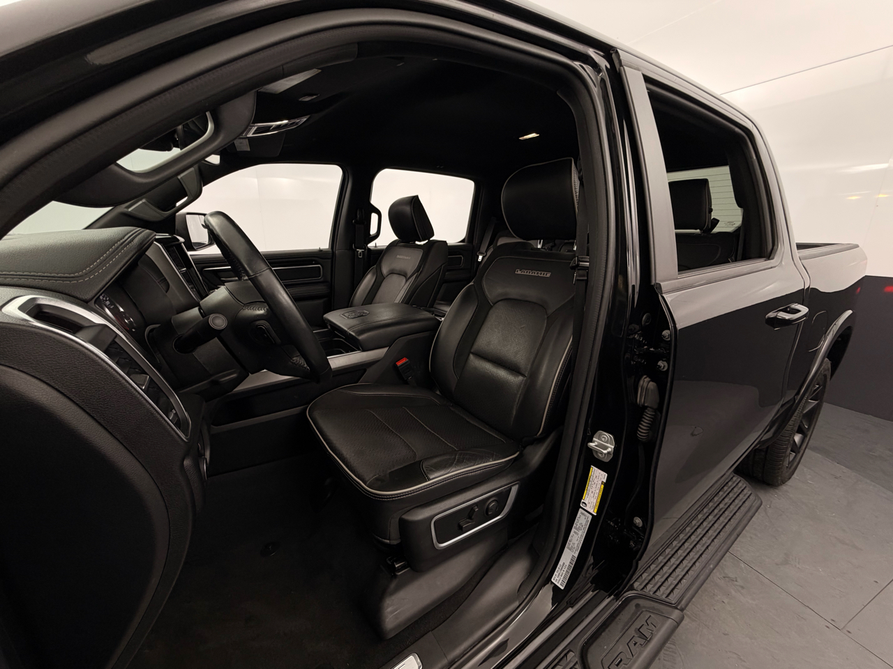 RAM 1500 Laramie 4x4 Crew Cab 5'7" Box 2022