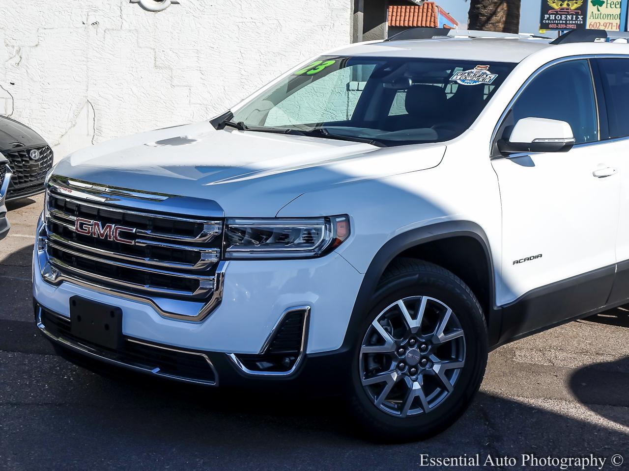 2023 GMC Acadia SLT - White exterior view 2