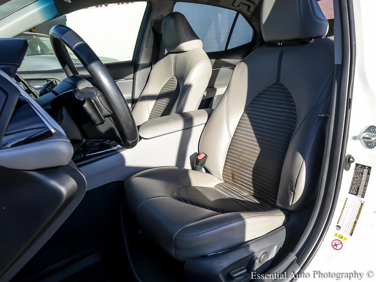 Toyota Camry Hybrid SE Nightshade CVT (Natl) 2018