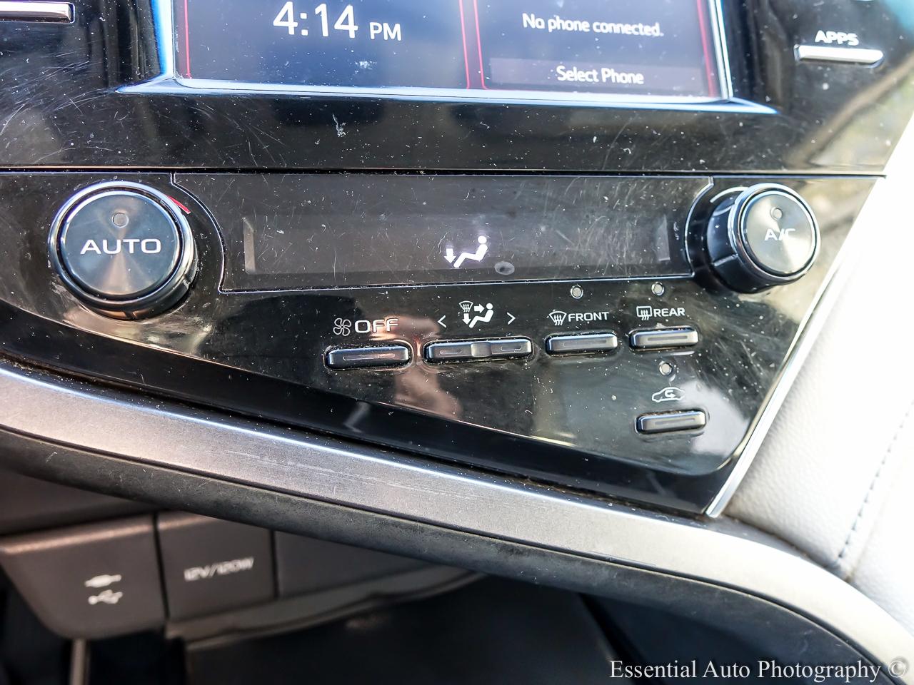 Toyota Camry Hybrid SE Nightshade CVT (Natl) 2018