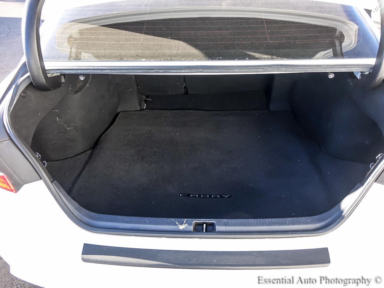 Toyota Camry Hybrid SE Nightshade CVT (Natl) 2018