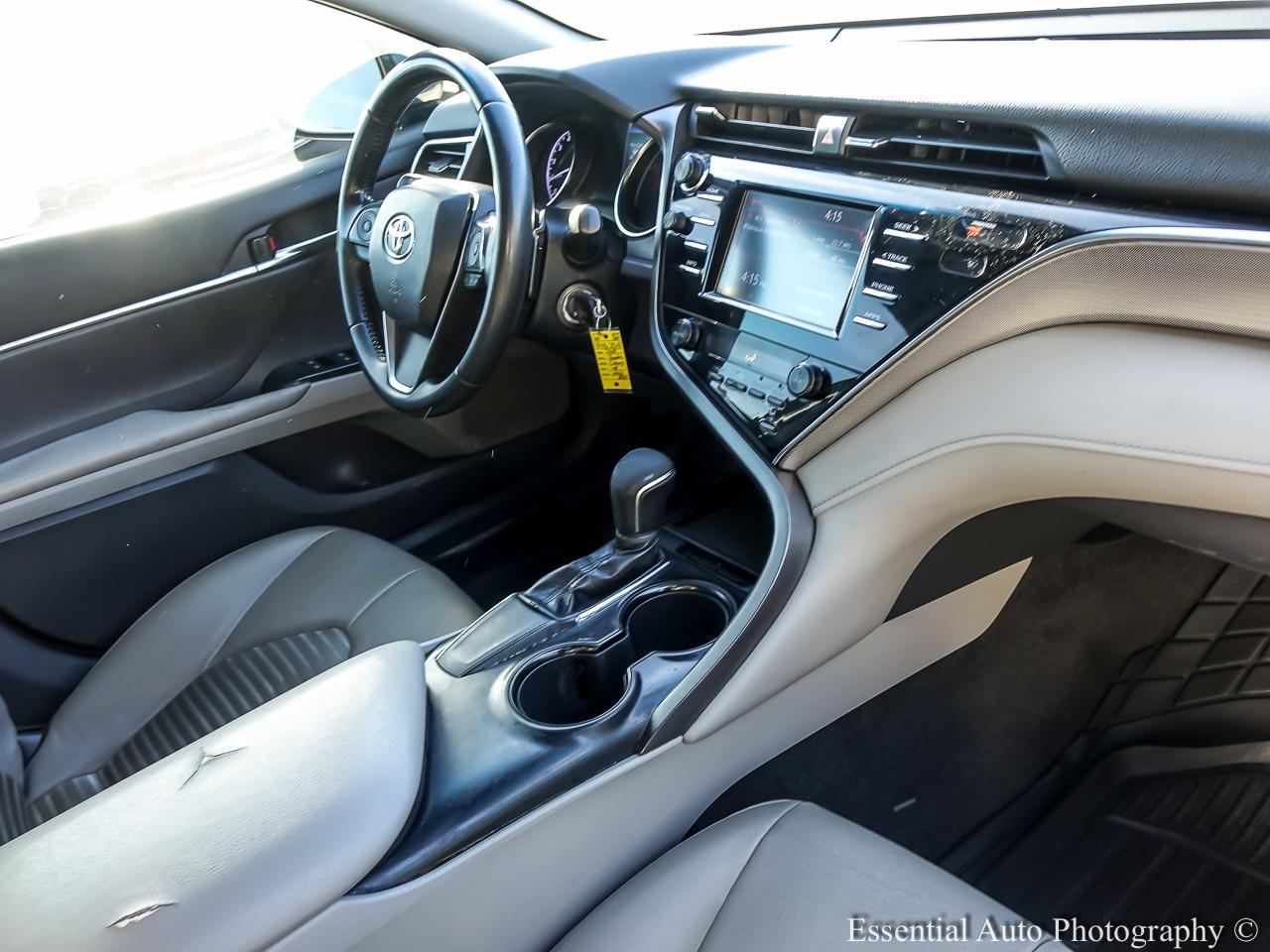 Toyota Camry Hybrid SE Nightshade CVT (Natl) 2018