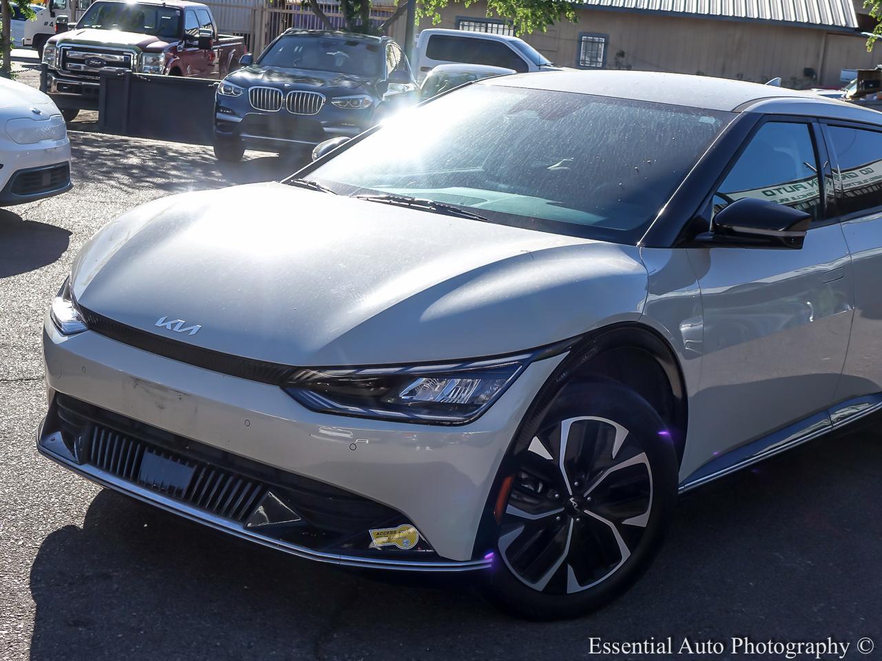 2022 Kia EV6 Wind 4D SUV RWD - White exterior view 2