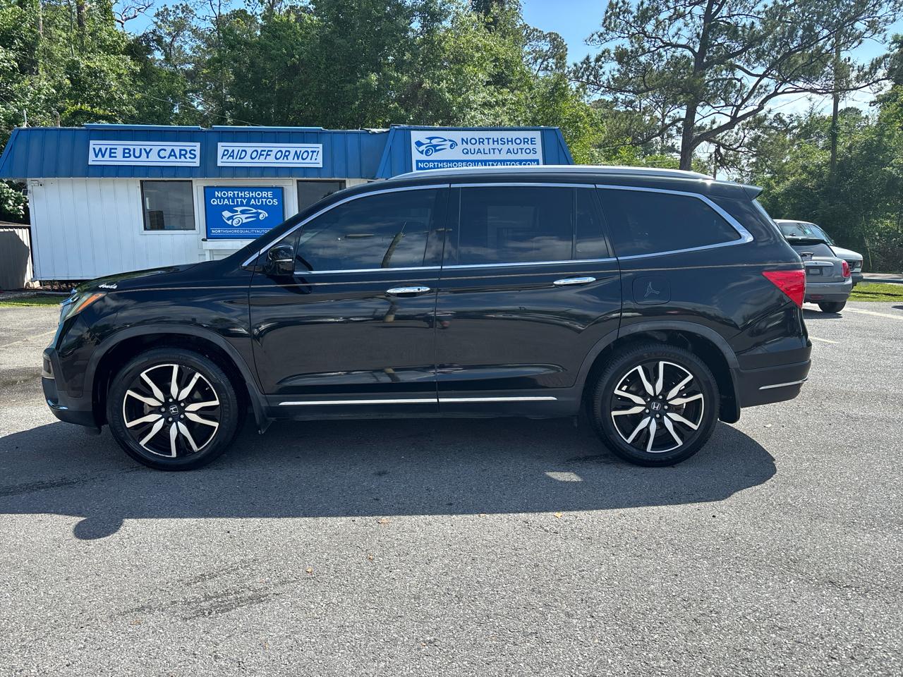 Honda Pilot Touring w/Rear Captain's Chairs 2020