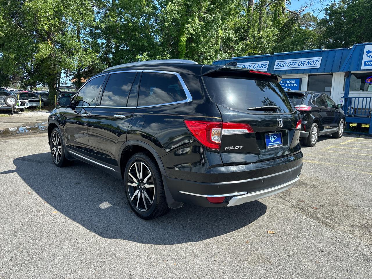 Honda Pilot Touring w/Rear Captain's Chairs 2020