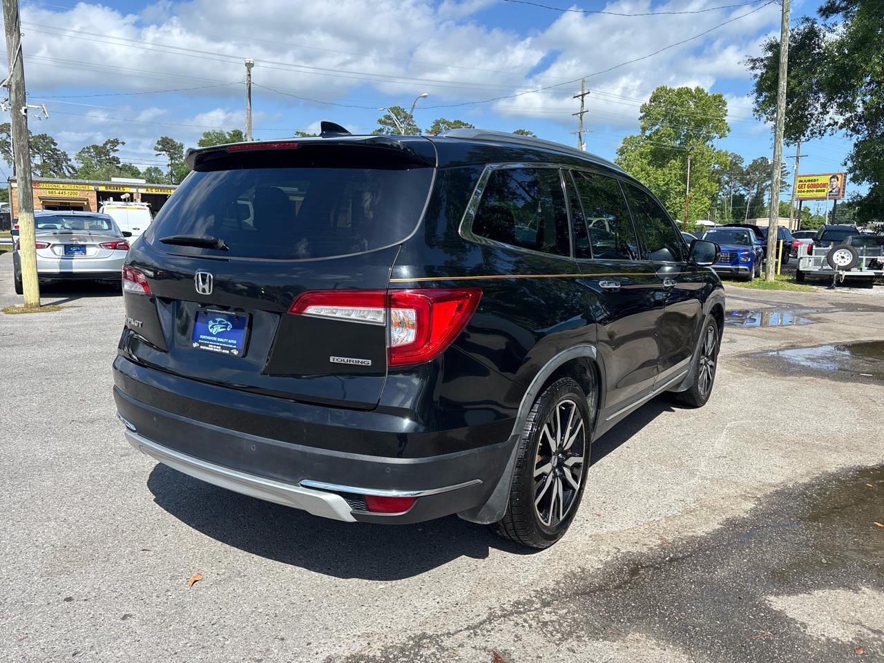 Honda Pilot Touring w/Rear Captain's Chairs 2020