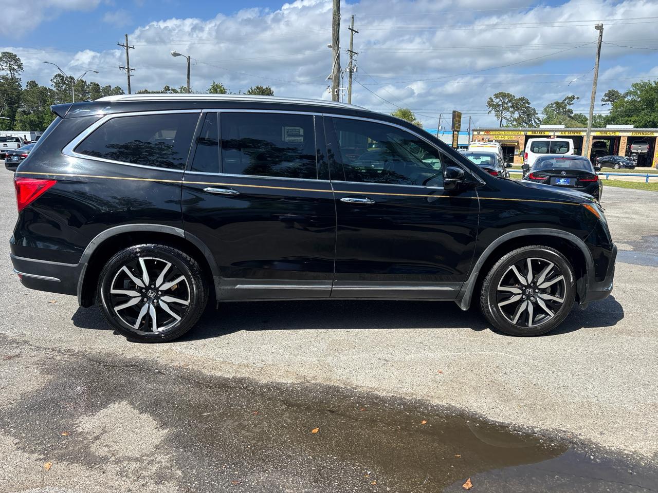 Honda Pilot Touring w/Rear Captain's Chairs 2020