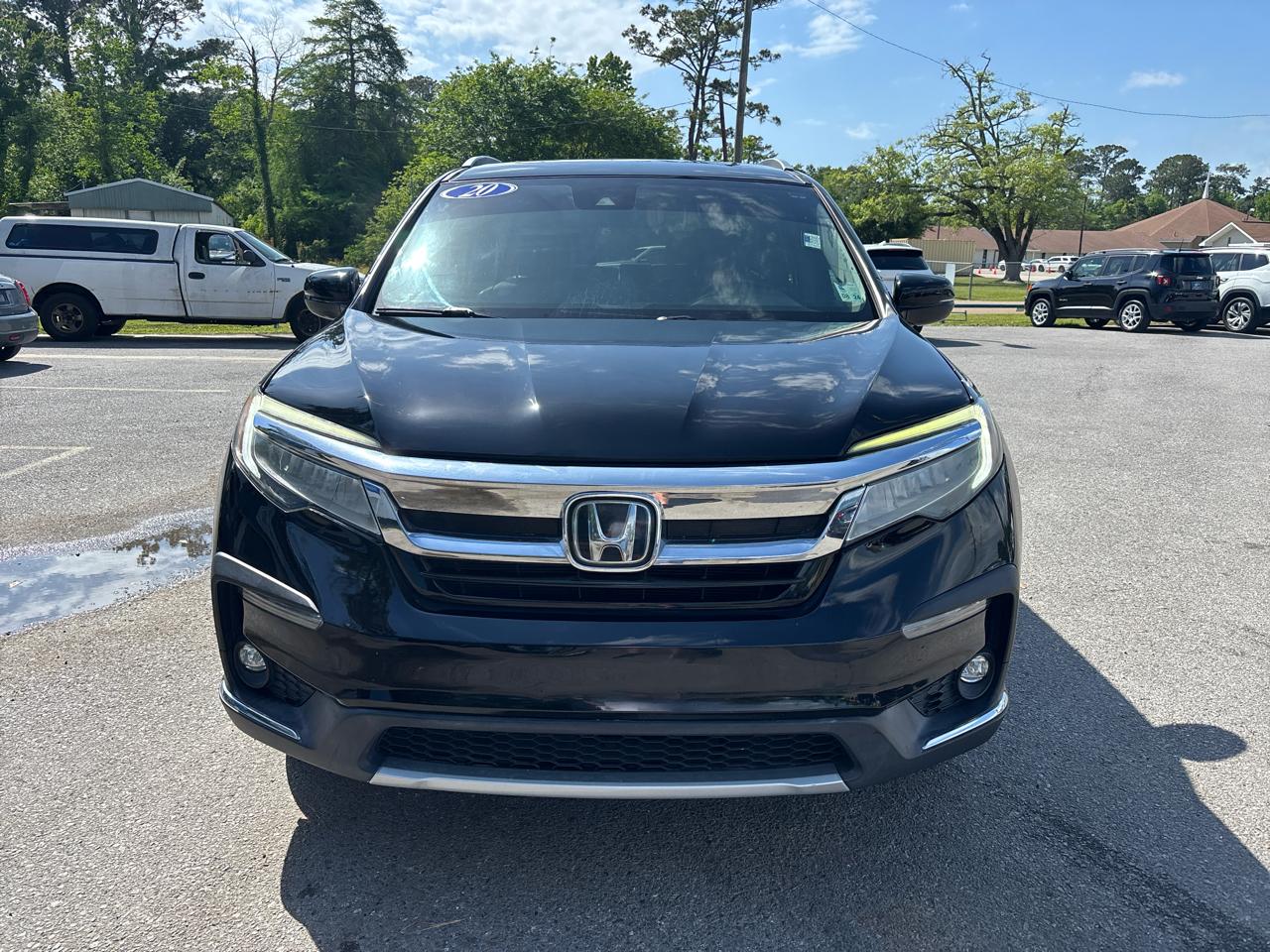 Honda Pilot Touring w/Rear Captain's Chairs 2020