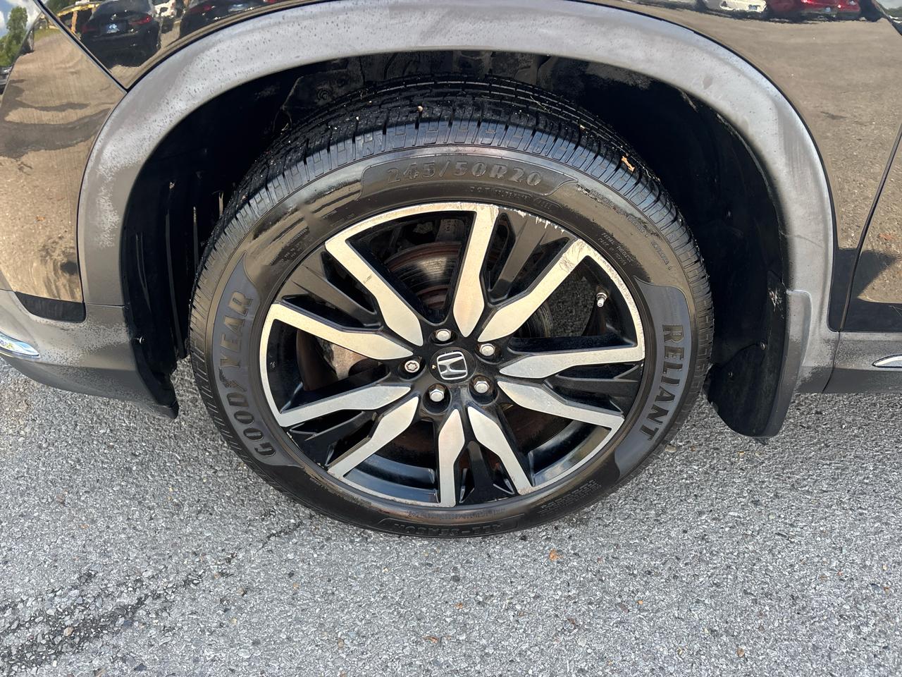 Honda Pilot Touring w/Rear Captain's Chairs 2020