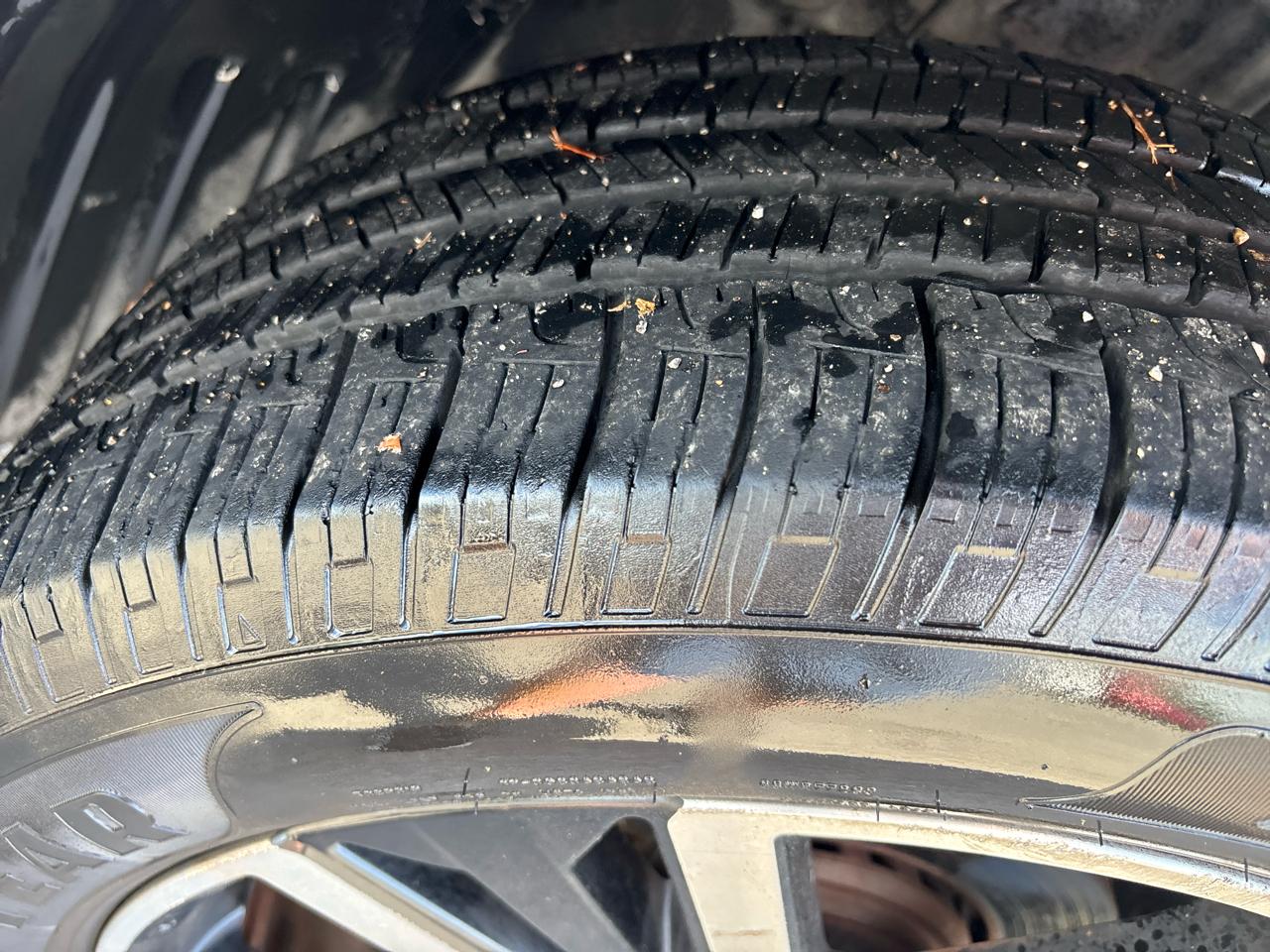 Honda Pilot Touring w/Rear Captain's Chairs 2020