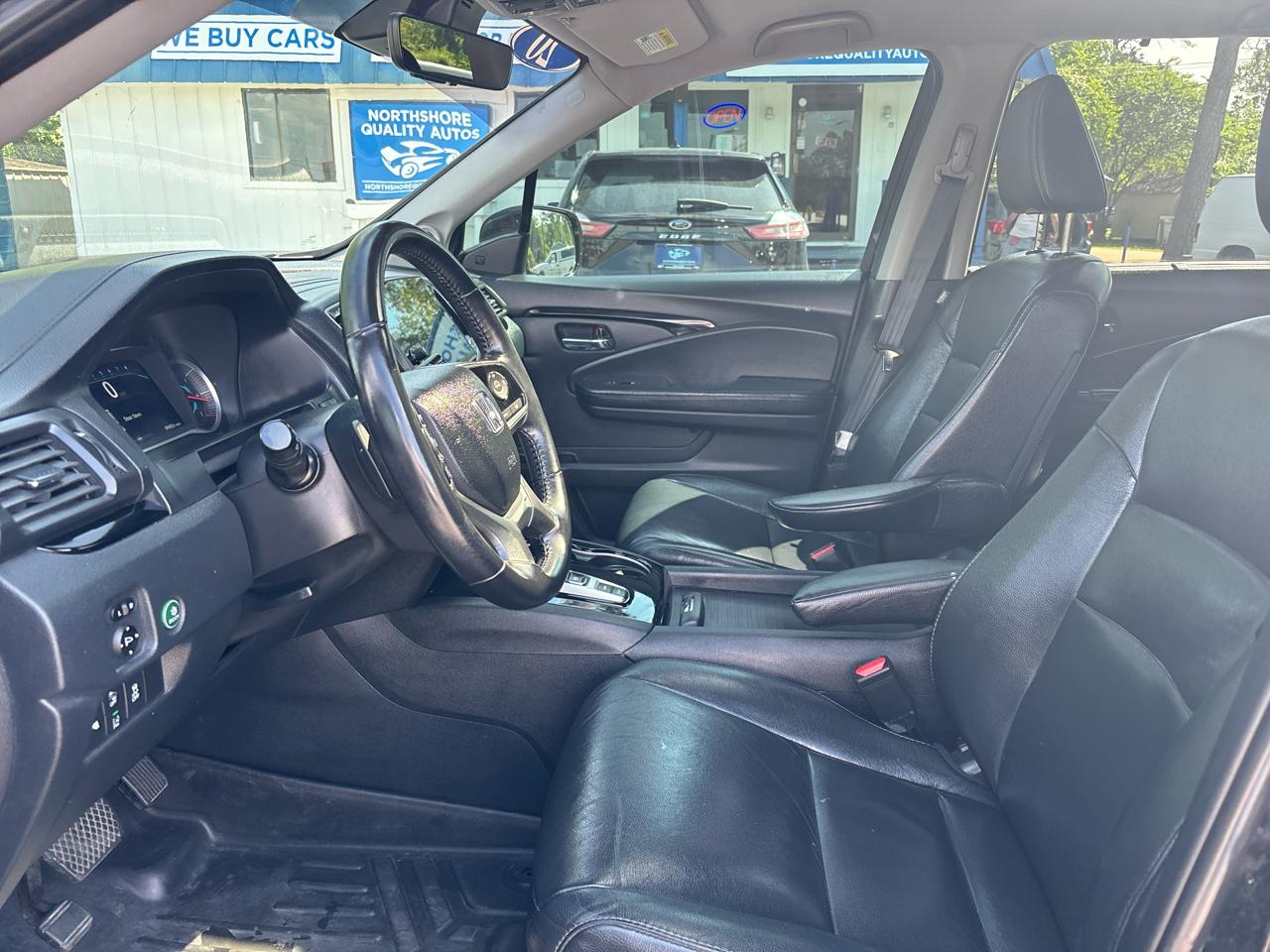 Honda Pilot Touring w/Rear Captain's Chairs 2020