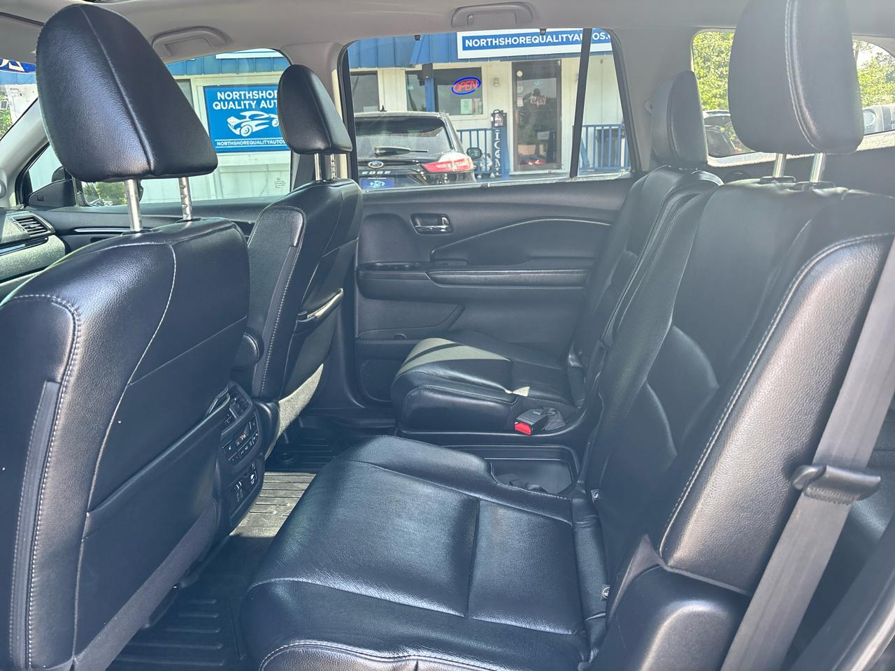 Honda Pilot Touring w/Rear Captain's Chairs 2020