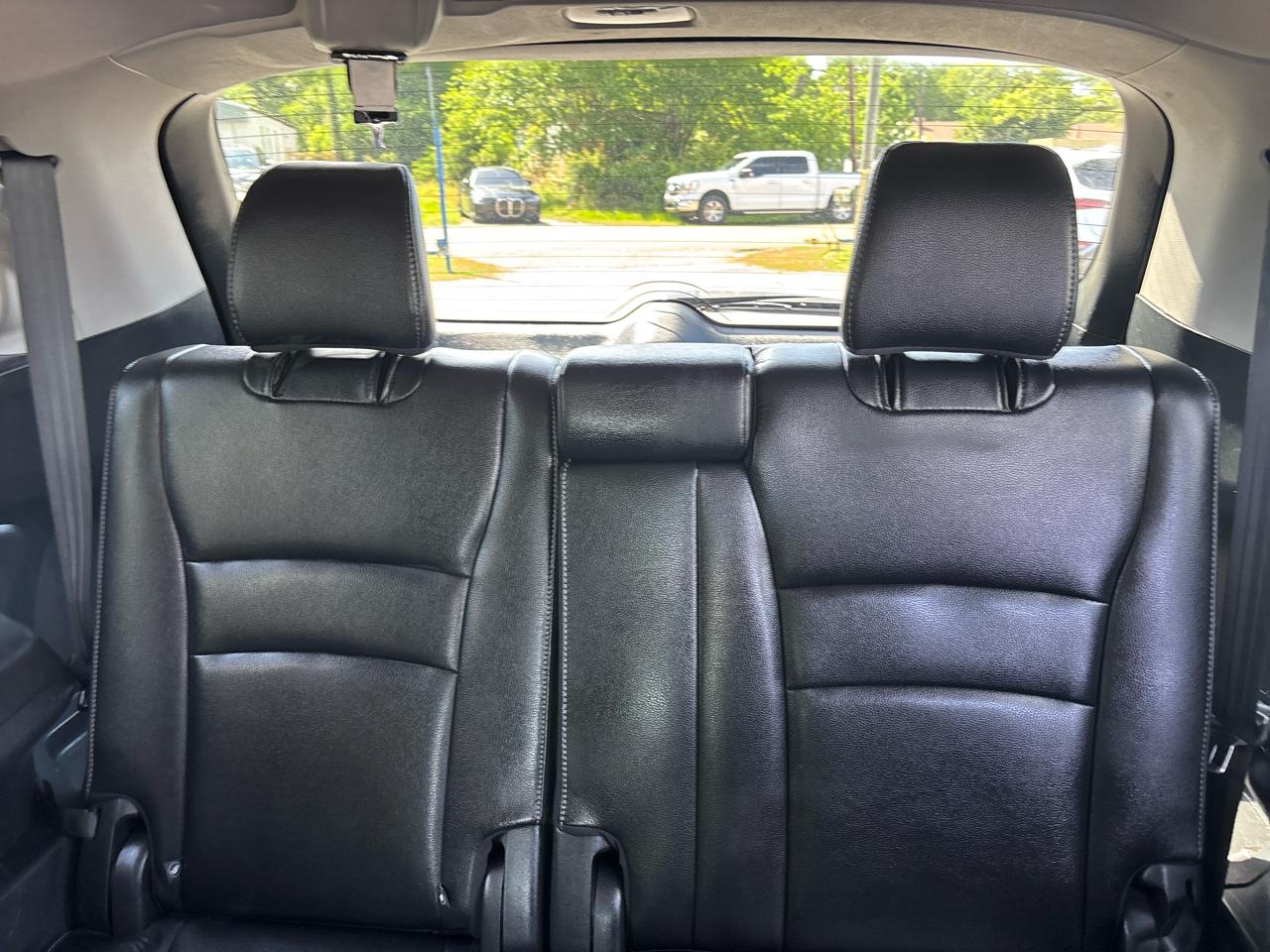 Honda Pilot Touring w/Rear Captain's Chairs 2020